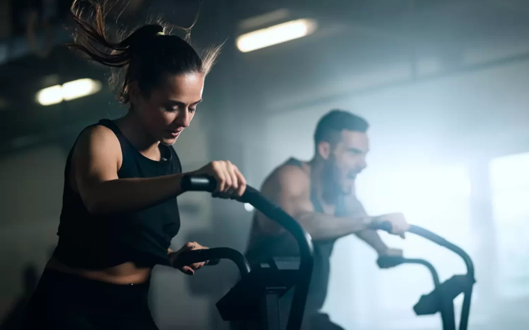 Jak trener personalny motywuje nas do pracy nad sobą?