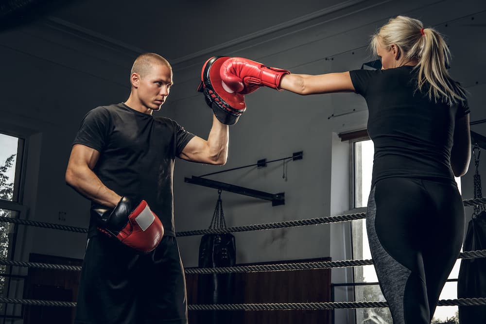 sportive-blond-woman-has-boxing-training-with-her-experienced-trainer(1) Zajęcia z boksu